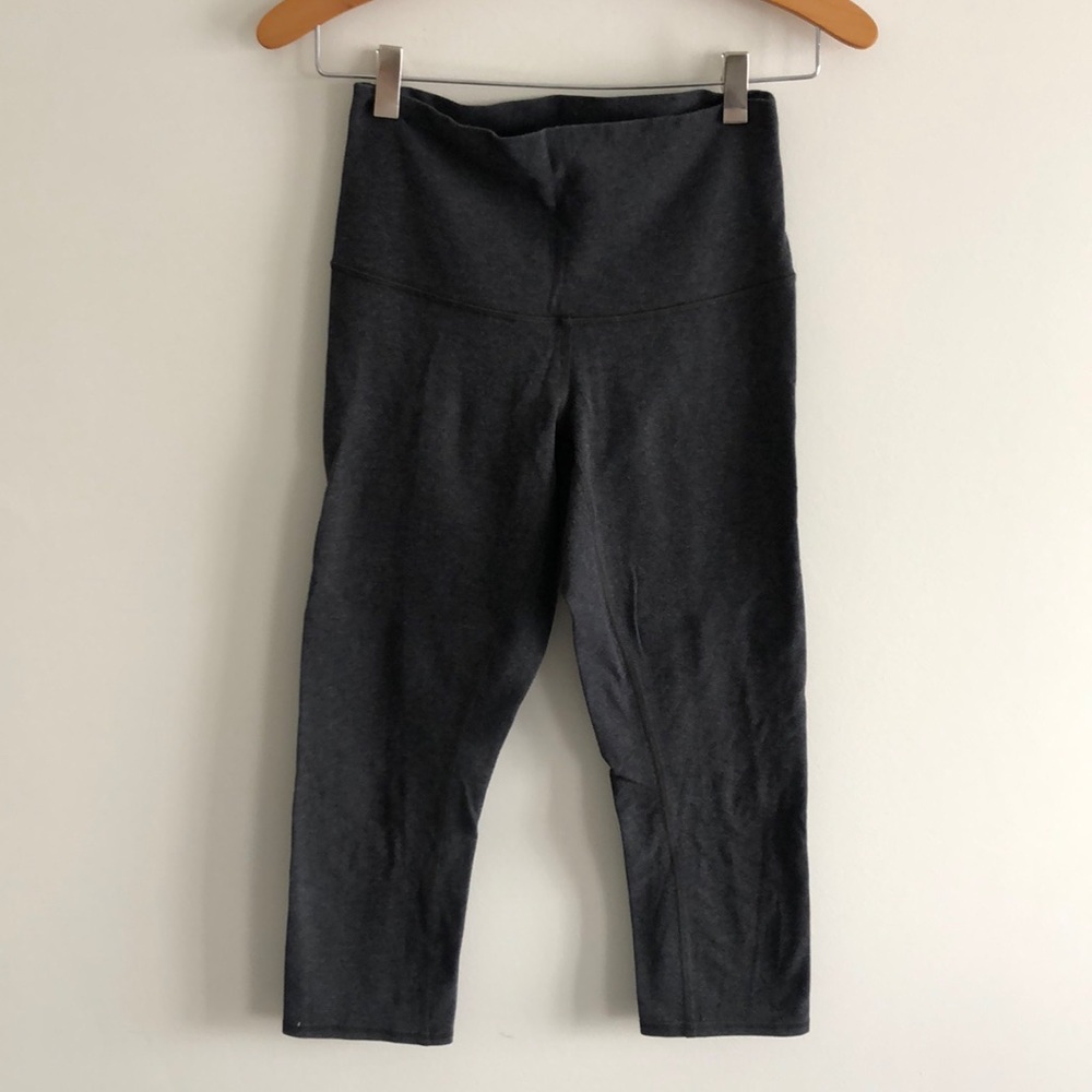 EUC! LULULEMON Capri knit high waist leggings 6 dark heathered grey